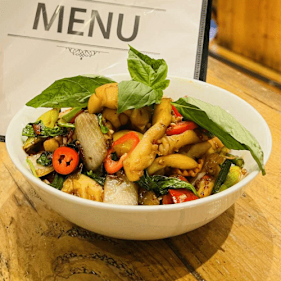 Roerbak met verse basilicum🌶